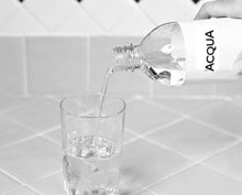 6. Riempire il resto del bicchiere con acqua tiepida o fredda.